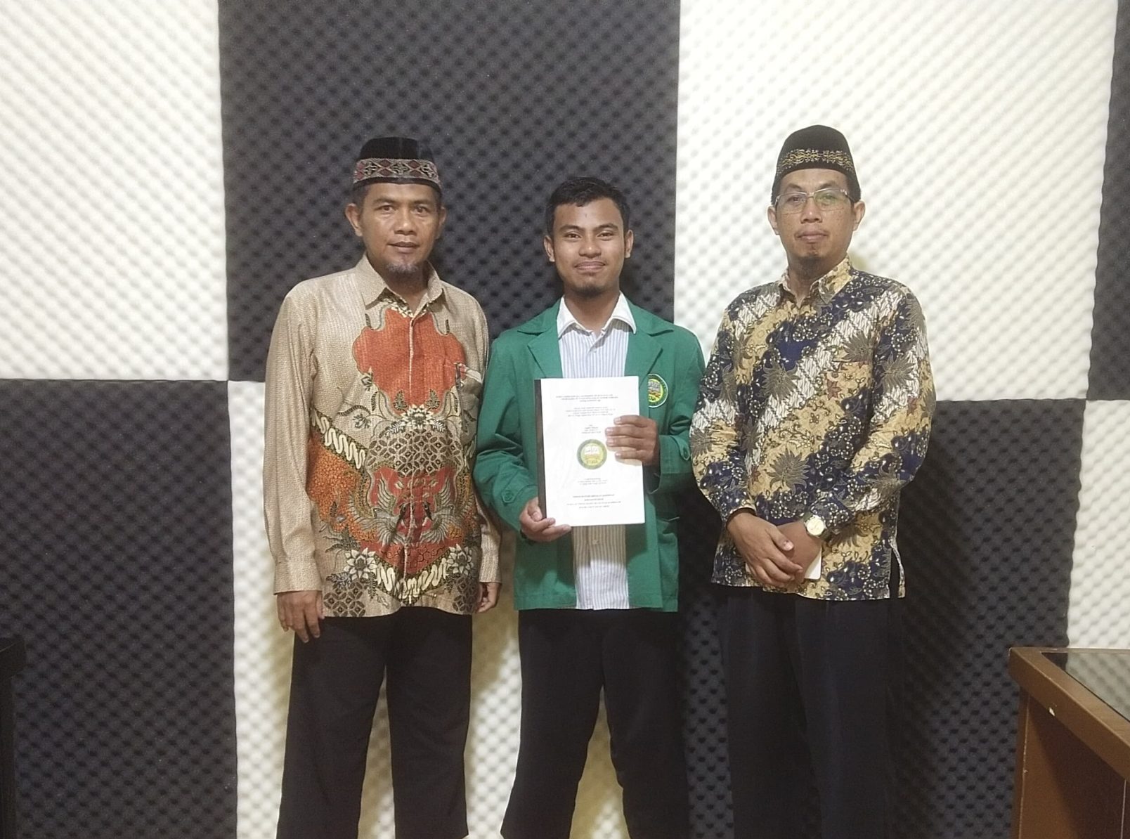 Read more about the article Mahasiswa Program Studi Hukum Keluarga Islam STAI Al-Hidaayah Sukses Melaksanakan Sidang Munaqasah